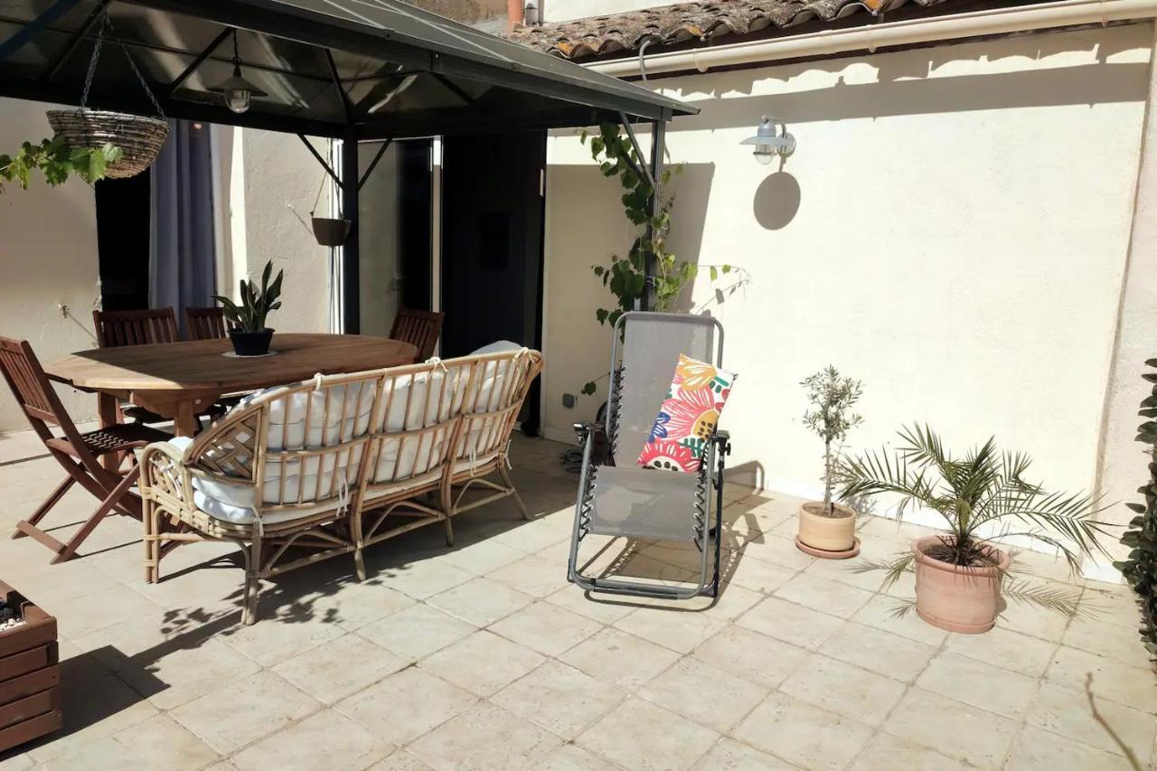 Provencal Avec Terrasse Dans Le